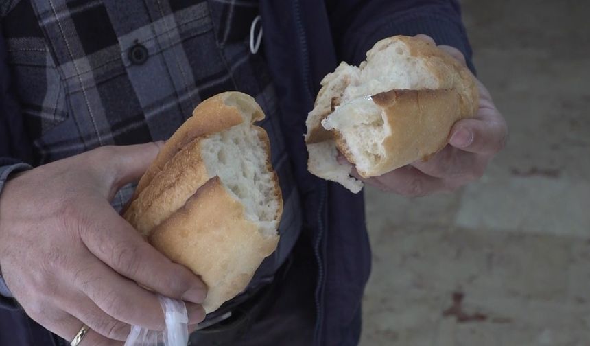 Aldığı ekmeğin içinden poşet parçası çıktı
