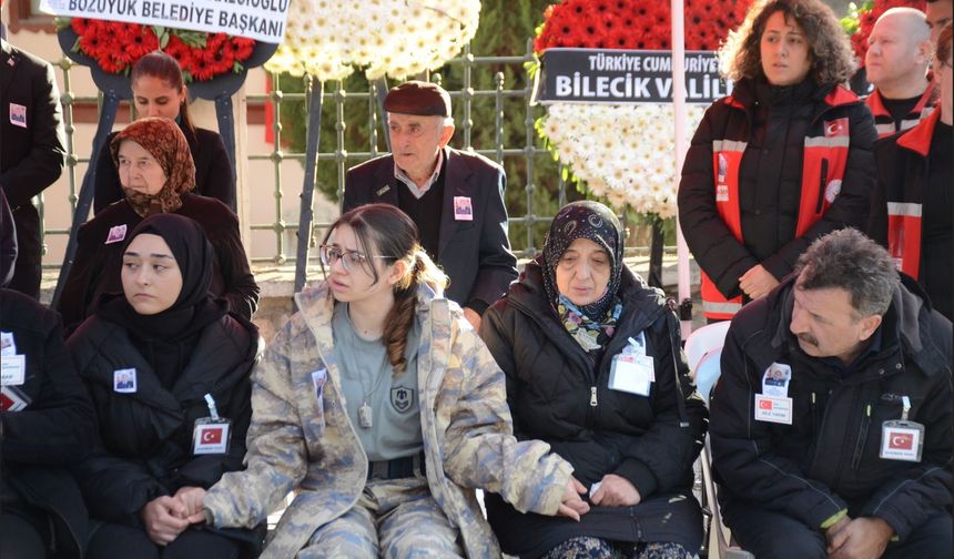 Bilecikli şehidin evinde helallik alınırken kardeşi abisinin üniformasını giydi