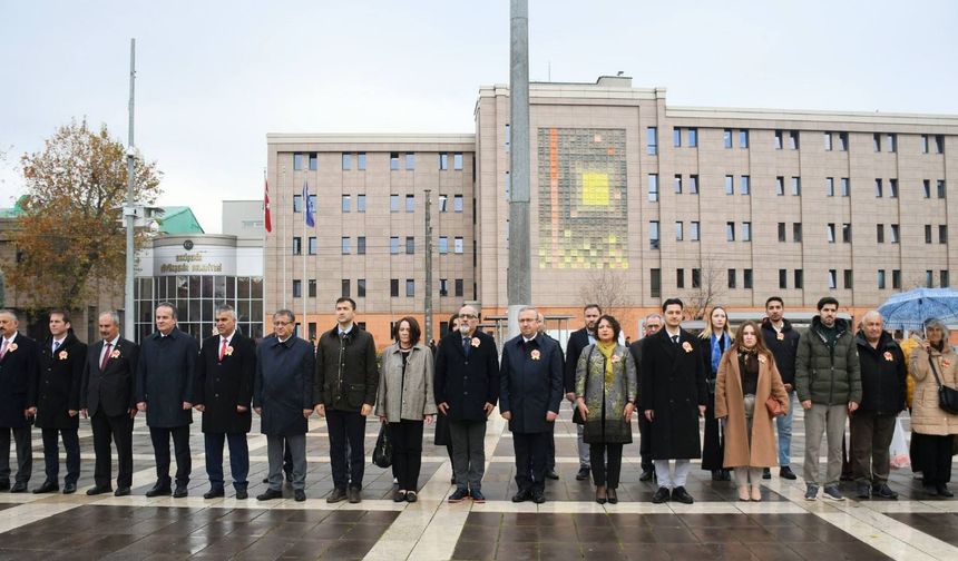 Vilayet Meydanında Öğretmenler Günü Töreni