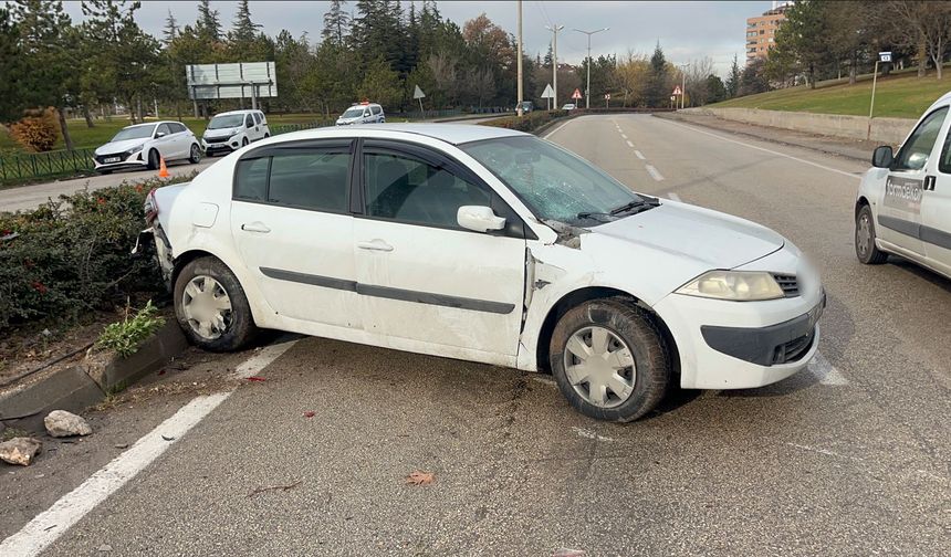 Otomobilin refüjde çarptığı kadınlara karşıdan gelen otomobil de çarptı: 1 ölü 1 yaralı
