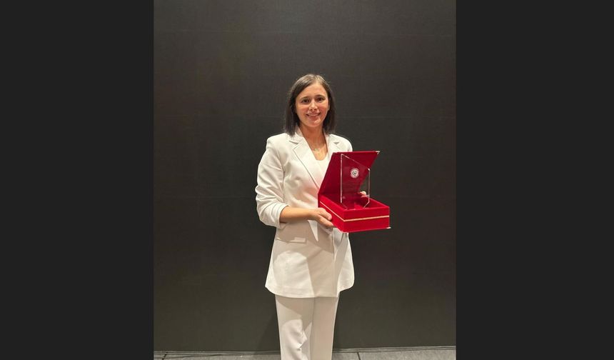 Doç. Dr. Çevik'e "TEB Eczacılık Akademisi Teşvik Ödülü"