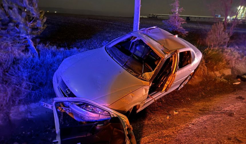Taklalar atarak şarampole yuvarlanan aracın sürücüsü kazayı hafif sıyrıklarla atlattı