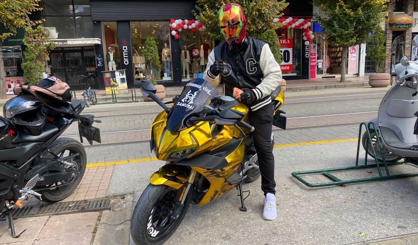 İron-Man kaskı ile dolaşan motosikletli dikkat çekiyor