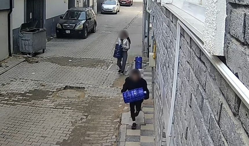 Eskişehir'de 2 çocuk apartman önündeki damacanaları çaldı