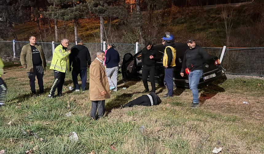 Yoldan çıkan araç su kanalının korkuluklarına çarptı