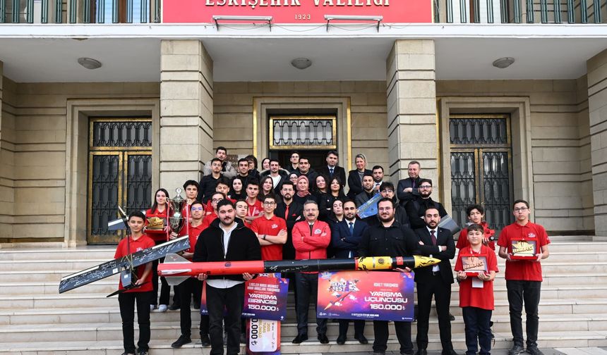 TEKNOFEST'te derece elde eden öğrenciler Vali Aksoy'u ziyaret etti