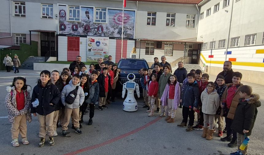 İlkokul öğrencilerine TOGG ile yerli ve milli robot tanıtıldı