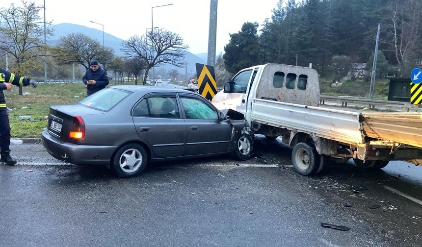 Bilecik'te otomobil ile kamyonet çarpıştı: 5 yaralı