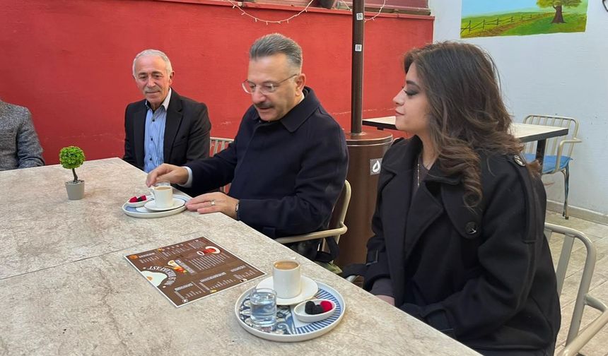 Vali Aksoy işitme engelli genç girişimci kadının kafesinde sabah kahvesini içti