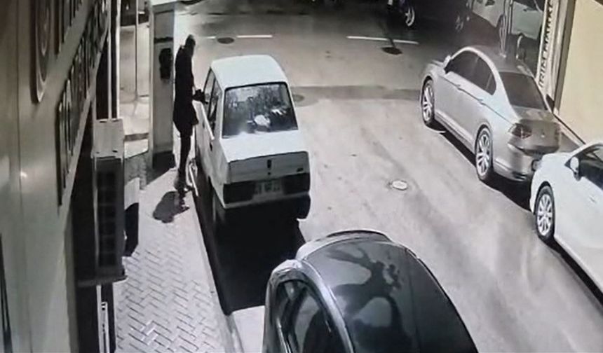 Park halindeki araçtan oto teyp çaldı