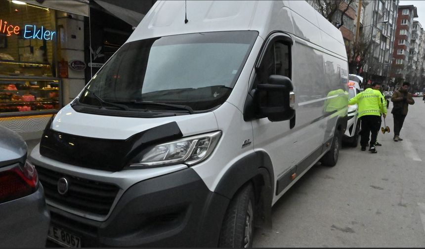Kamyonet sol şeritte taksiden inen kadının ayağını ezdi