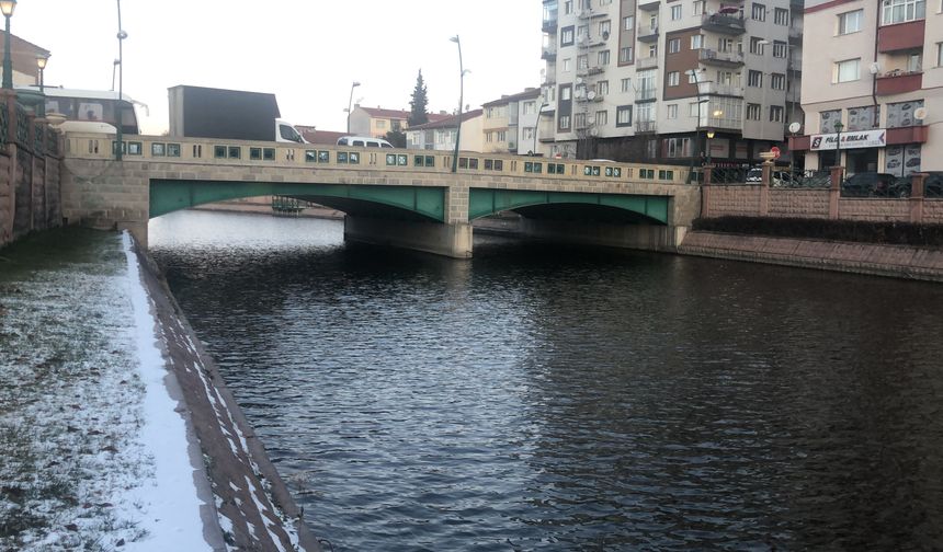 Buz tutan Porsuk Çayında kartpostallık görüntüler