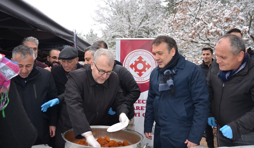Uzun kuyrukların oluştuğu festivalde 2 ton 11 kilogram hamsi dağıtıldı