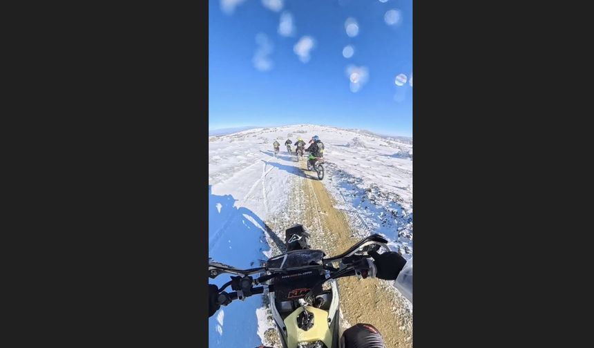 Karlı dağları cross motorlarla aşmaya çalıştılar