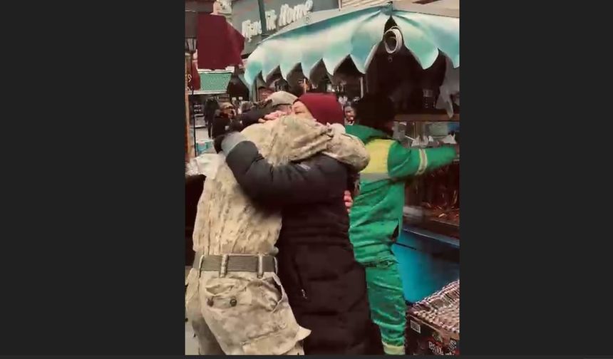 Askerde sandığı oğlunu karşısında gören anne duygulandı