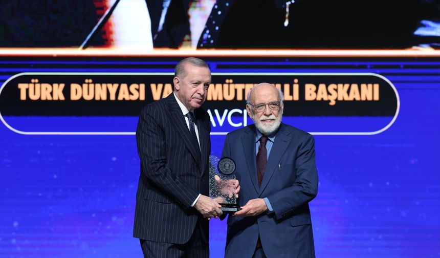 Nabi Avcı'ya Kültür ve Turizm Bakanlığı Özel Ödülünü Cumhurbaşkanı Erdoğan Verdi
