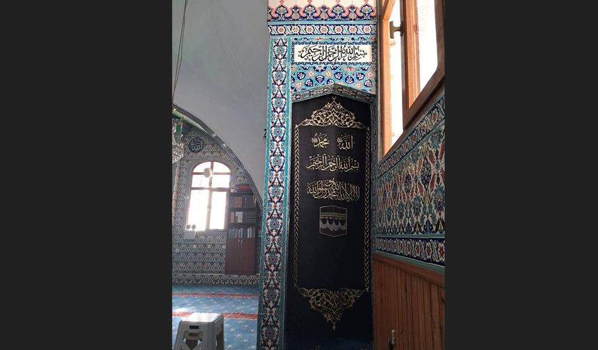 Tarihi Büğdüz Mahalle Camii'nin geleneksel motiflerle işlenen minber örtüsü yenilendi