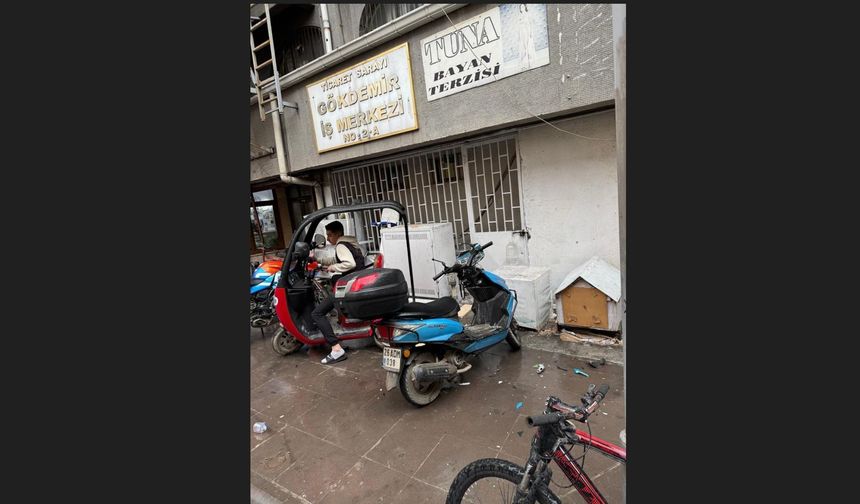 Binadan dökülen parçalar aşağıdaki motosikletlere zarar verdi