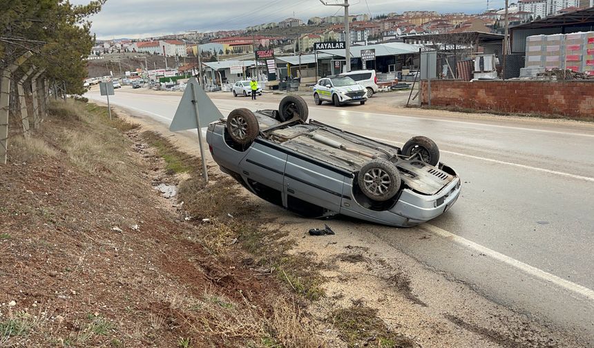 Kaygan yolda takla atan araçtaki 2 kişi yaralandı
