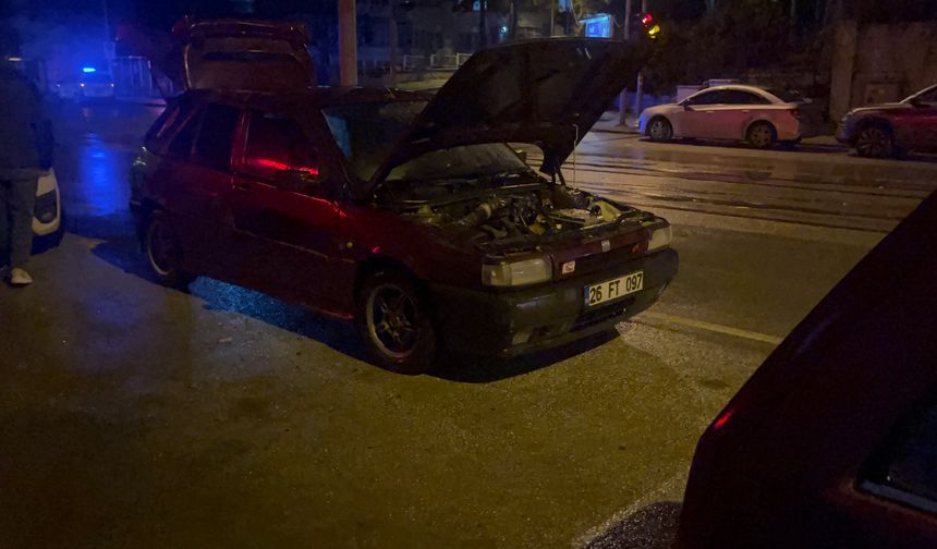 Eskişehir'de motor kısmı yanan araç kullanılamaz hale geldi