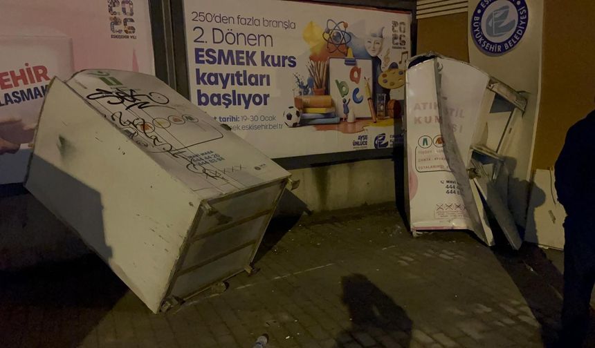 Kaldırıma giren araç önüne çıkan her şeyi sürükledi