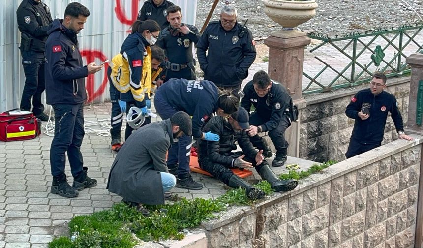 Porsuk Çayı’na düşen şahıs sarkıtılan iple çıkarıldı