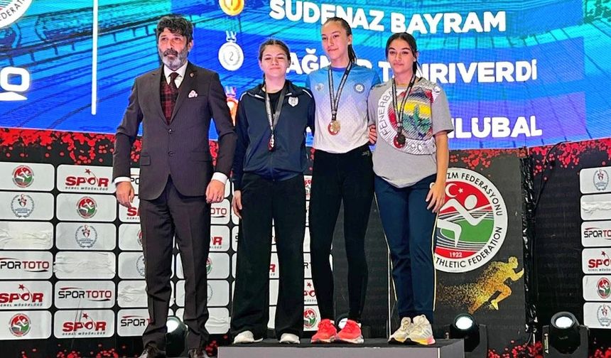 Sudenaz Bayram Sırık atlamada Türkiye Şampiyonu