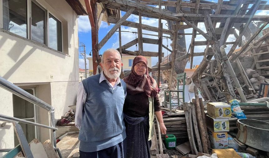 Belediye ekipleri yaşlı çiftin evini adeta başına yıktı