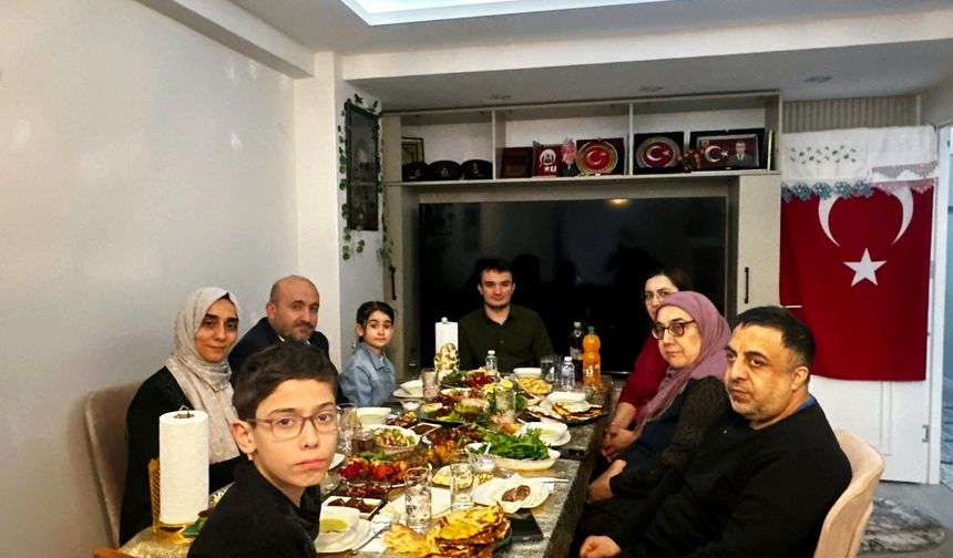 Başkan Albayrak ve ailesi iftarda şehit evine konuk oldu