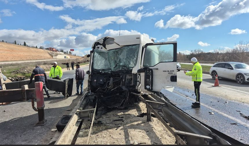 Tır yönlendirme tabelasına çarptı: 1 yaralı