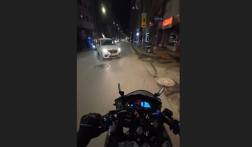 Önüne bir anda çıkan araçtan kıl payı kurtuldu