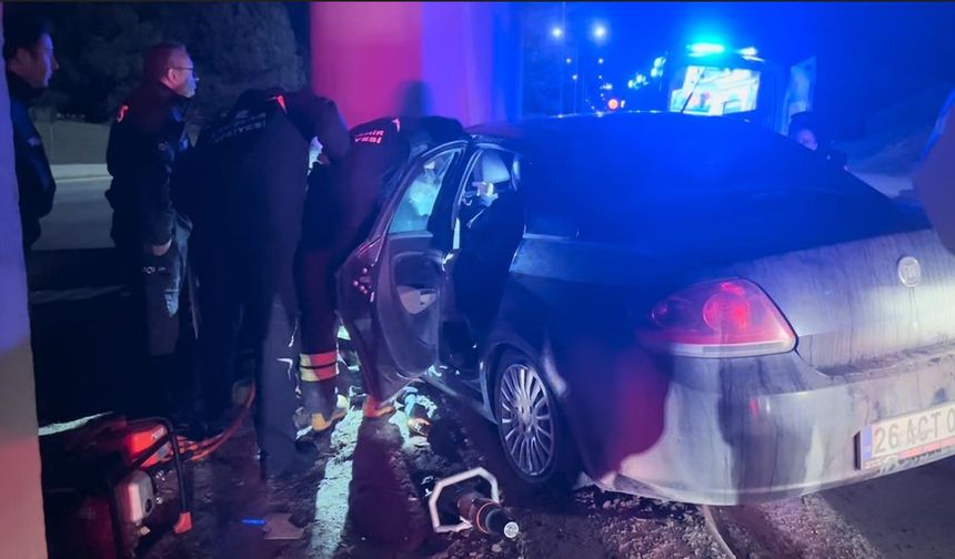 Kontrolden çıkan otomobil köprünün kolonuna saplandı