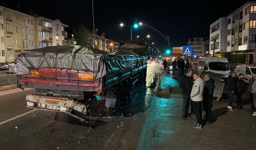 Tıra arkadan çarpan otomobilin sürücüsü yaralandı