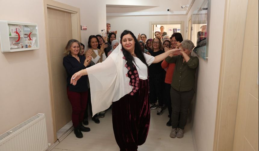 Odunpazarı’nda Halk Merkezi Kursiyerlerinden Renkli Defile