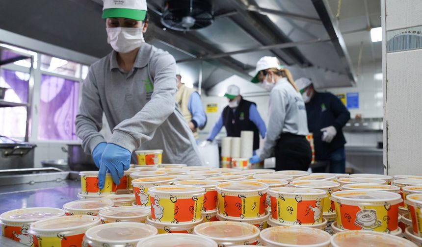 Tepebaşı’nda Ramazan Sofraları Paylaşmayla Isınıyor