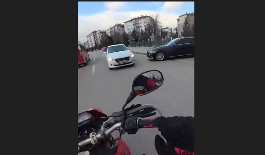 Caddede ters yöne giren otomobil trafiği tehlikeye attı