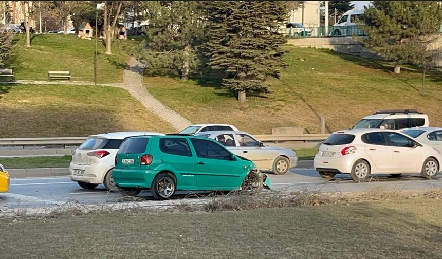 Otomobil ticari taksiye çarptı: 3 yaralı