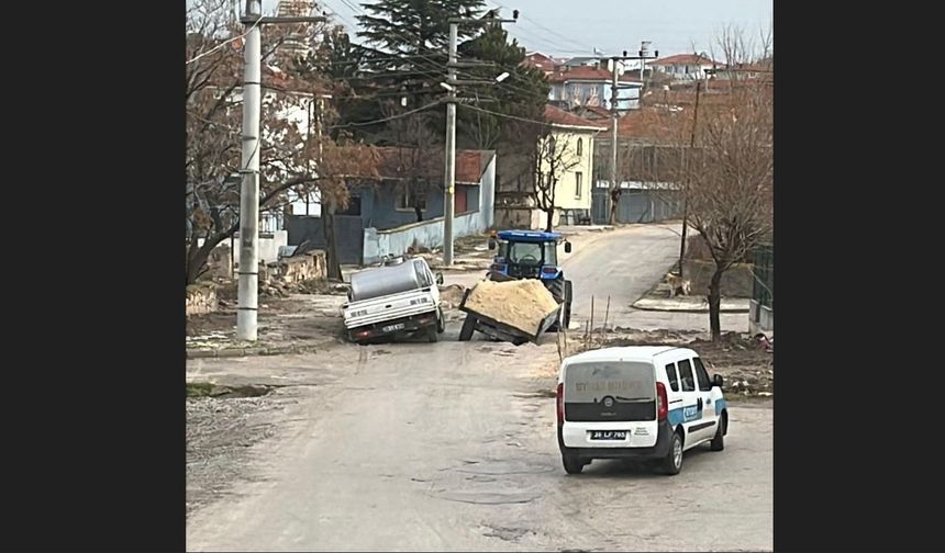Eskişehir'de yol çöktü: 2 araç battı