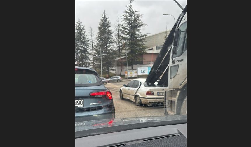 Kamyondaki demirler önündeki araca ok gibi saplandı