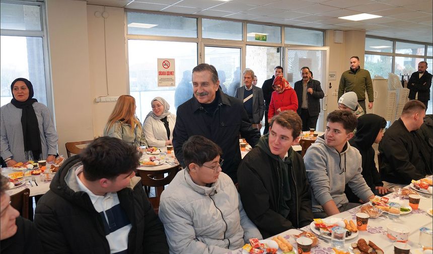 Başkan Ataç Gençlerle Buluştu: “Sorgulamaktan Ve Umut Etmekten Vazgeçmeyin”