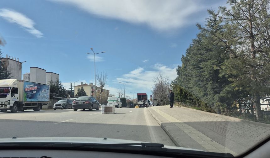 Seyir halindeki kamyonetten beyaz eşya düştü