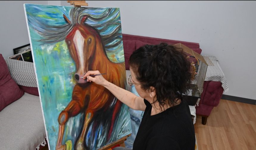 Ressamı depremde elinde tuttuğu fırça hayata bağladı