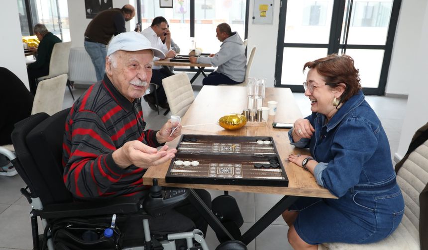 Yaşlı Bakım Merkezi’nde Tavla Heyecanı