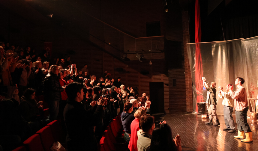 Tiyatro Anadolu’nun “Maskeliler” Oyunu Düzce'de Büyük Beğeni Topladı