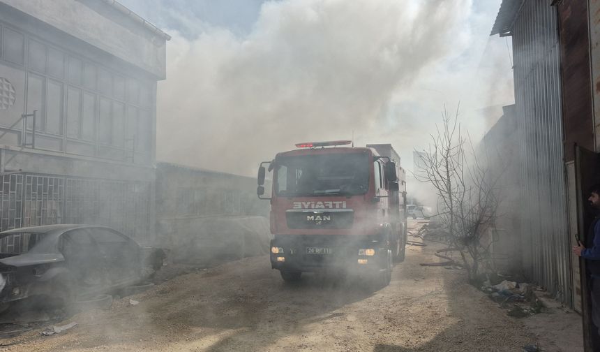 Eskişehir'de mobilya deposunda yangın