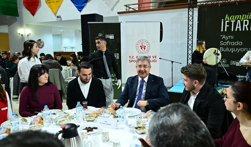 Vali Yılmaz öğrencilerle iftar yaptı