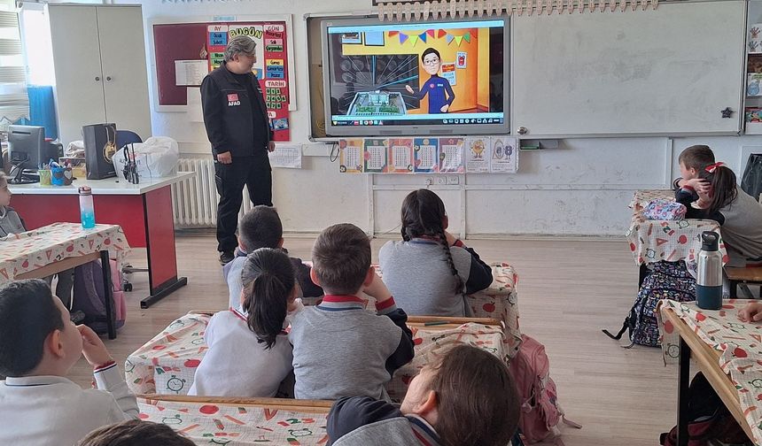 Minik öğrenciler afetlere karşı bilinçleniyor