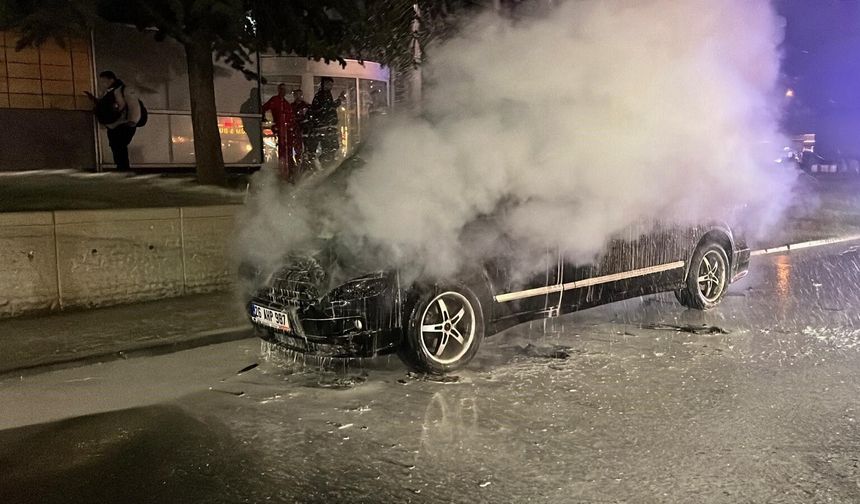 Eskişehir'in merkezinde yanan minibüs paniğe neden oldu