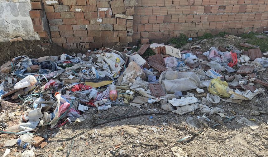 Moloz yığınları çirkin görüntü oluşturuyor