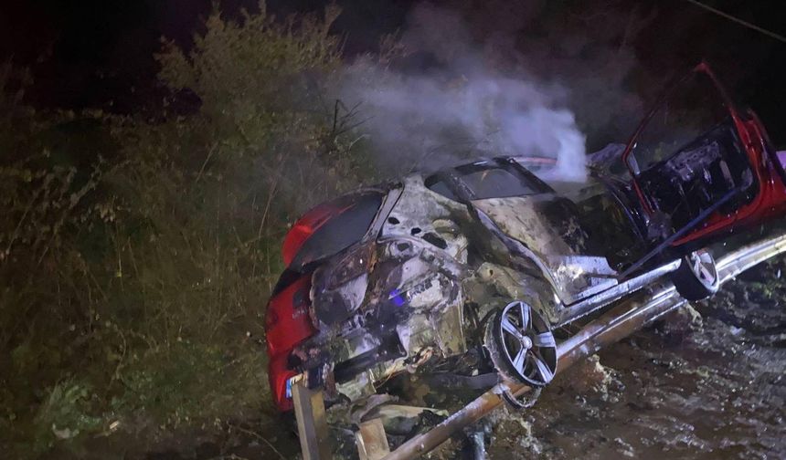 Alkollü sürücü bariyerlere çarptı araç alev aldı